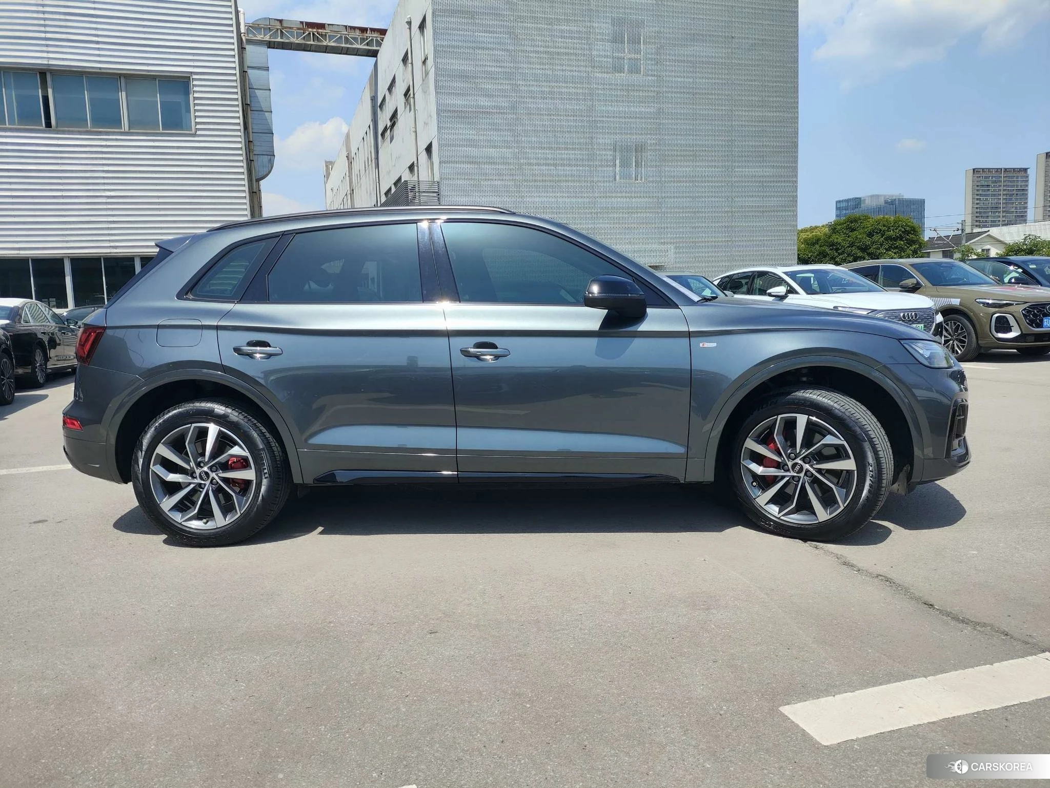 Audi Q5L 2023 Темно-серый из Китая, фото 2