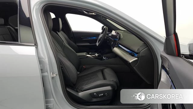 BMW 5 Series (G60) 2025 Светло-серебряный цвет из Кореи, фото 2