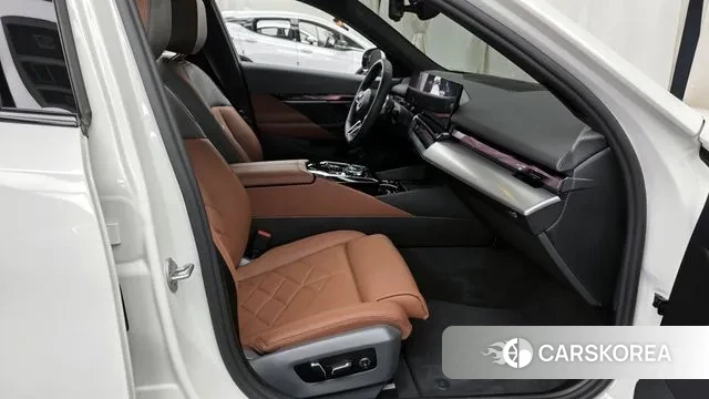 BMW 5 Series (G60) 2025 Белый из Кореи, фото 2