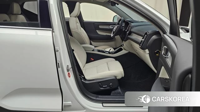 Volvo XC40 2023 Белый из Кореи, фото 2