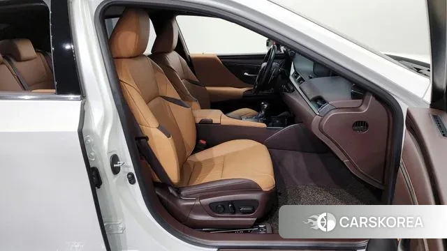 Lexus ES300h 7th generation 2020 Белый из Кореи, фото 2