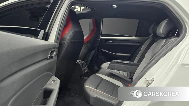 Volkswagen Golf 8th Generation 2023 Белый из Кореи, фото 2
