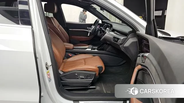 Audi e-Tron 2021 Белый из Кореи, фото 2