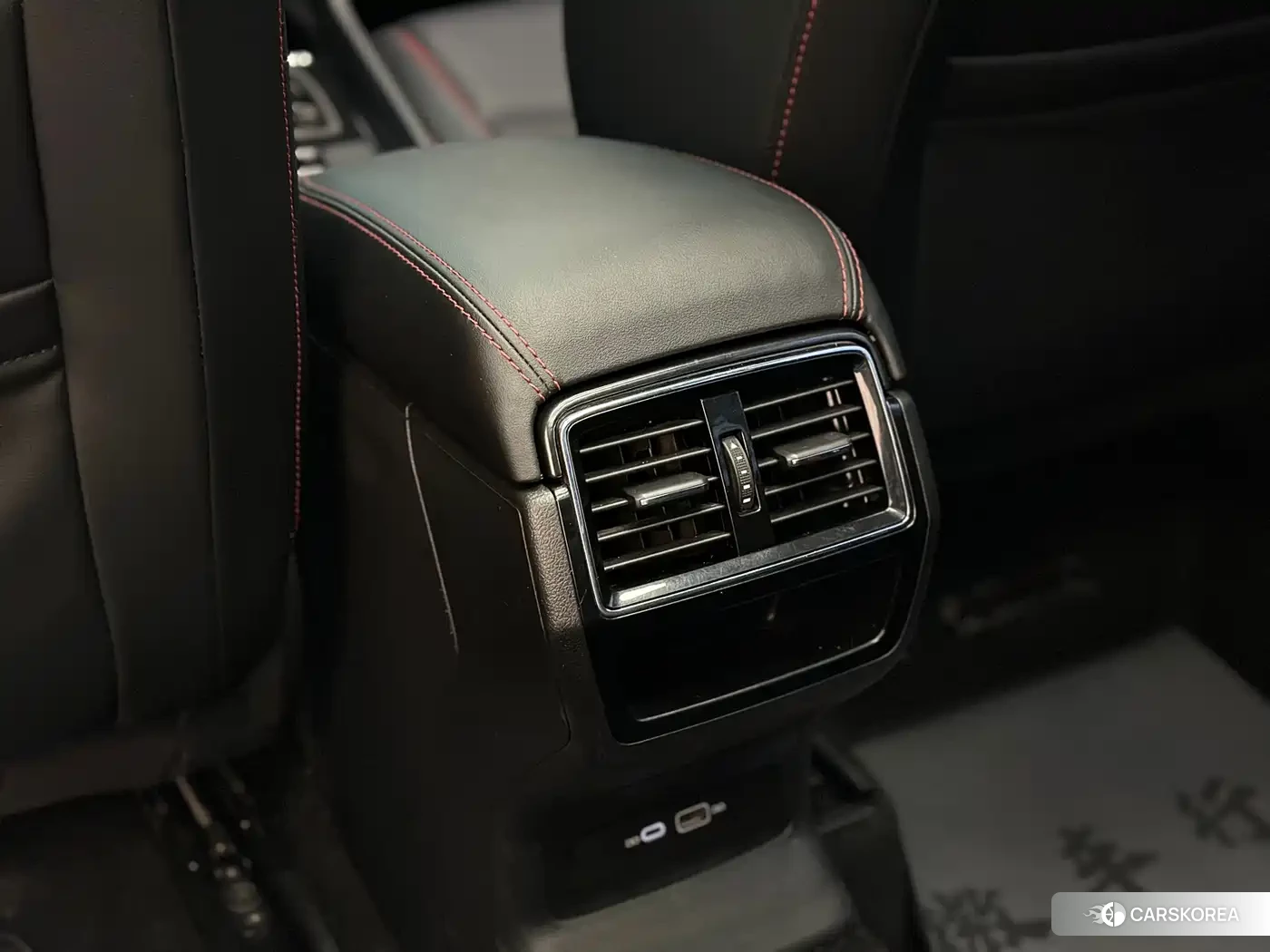 Skoda Krok 2022 Белый из Китая, фото 2