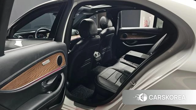 Mercedes-Benz E-Class W213 2023 Белый из Кореи, фото 2