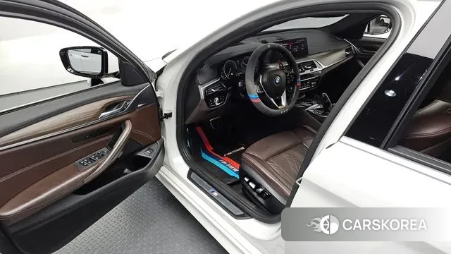 BMW 5 Series (G30) 2018 Белый из Кореи, фото 2