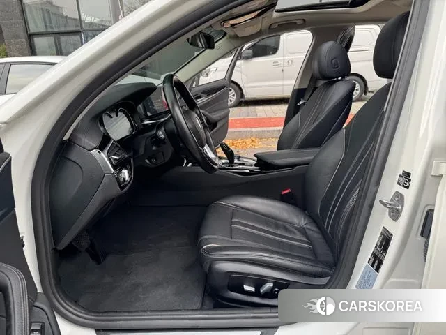 BMW 5 Series (G30) 2018 Белый из Кореи, фото 2