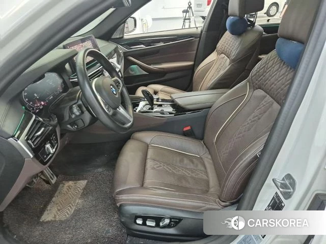 BMW 5 Series (G30) 2023 Белый из Кореи, фото 2