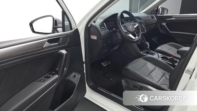 Volkswagen Tiguan Allspace 2023 Белый из Кореи, фото 2