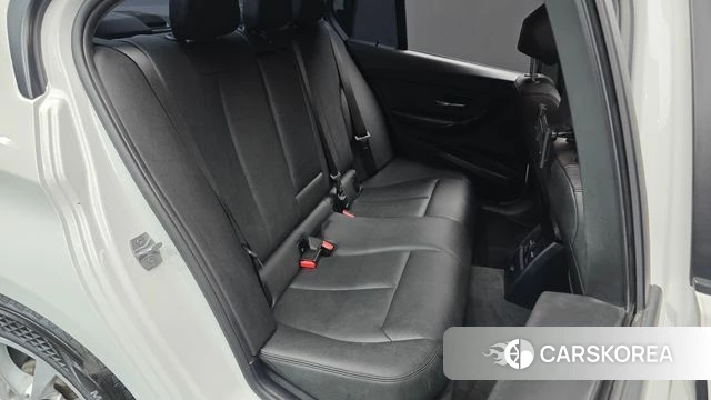 BMW 3 Series (F30) 2018 Белый из Кореи, фото 2
