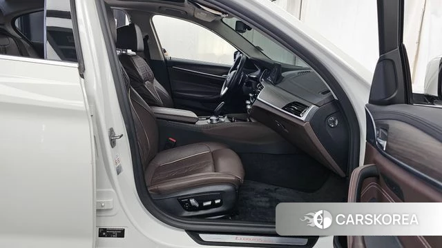 BMW 5 Series (G30) 2018 Белый из Кореи, фото 2