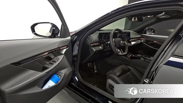 BMW 5 Series (G60) 2025 Черный из Кореи, фото 2