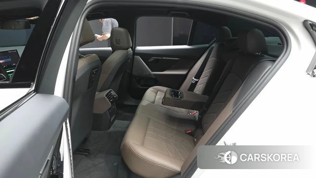 BMW 5 Series (G60) 2025 Белый из Кореи, фото 2