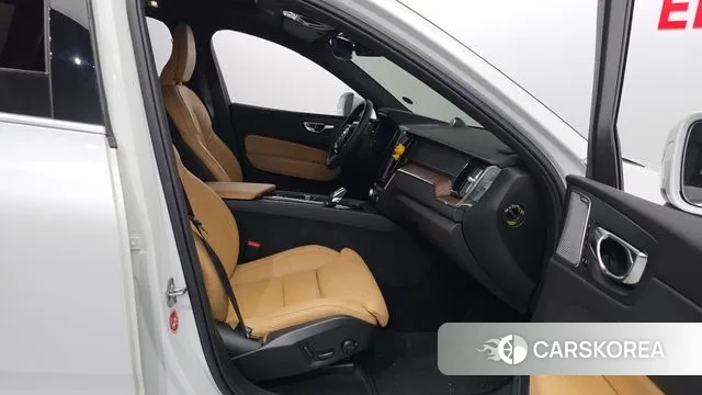 Volvo XC60 second Generation 2021 Белый из Кореи, фото 2