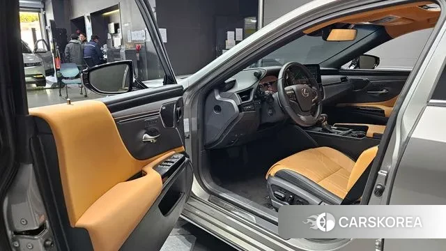 Lexus ES300h 7th generation 2025 Песочный из Кореи, фото 2