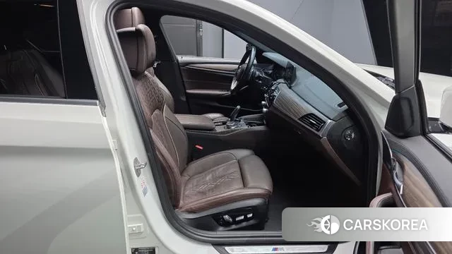 BMW 5 Series (G30) 2018 Белый из Кореи, фото 2