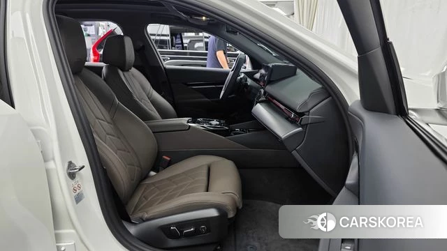 BMW 5 Series (G60) 2024 Белый из Кореи, фото 2