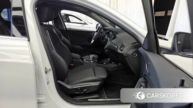 BMW 1 Series (F40) 2023 Белый из Кореи, фото 2