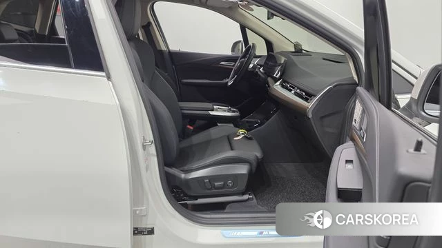 BMW 2 Series Active Tourer (U06) 2023 Белый из Кореи, фото 2