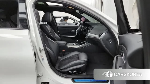 BMW 3 Series (G20) 2021 Белый из Кореи, фото 2