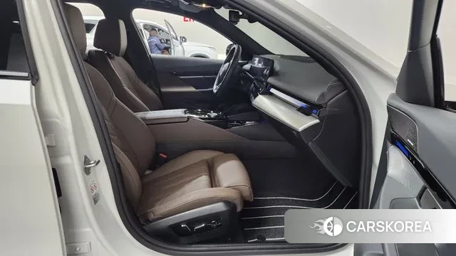 BMW 5 Series (G60) 2024 Белый из Кореи, фото 2