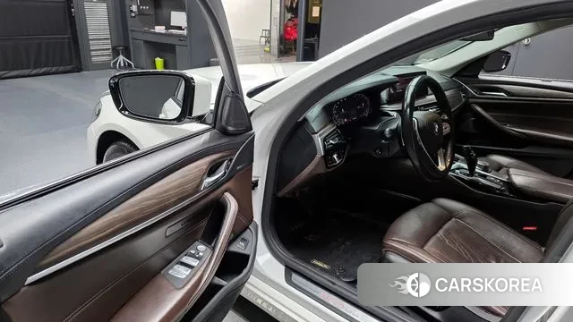 BMW 5 Series (G30) 2020 Белый из Кореи, фото 2