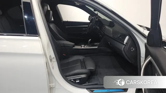 BMW 3 Series (F30) 2018 Белый из Кореи, фото 2