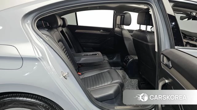 Volkswagen Passat GT (B8) 2022 Серебристо-серый из Кореи, фото 2
