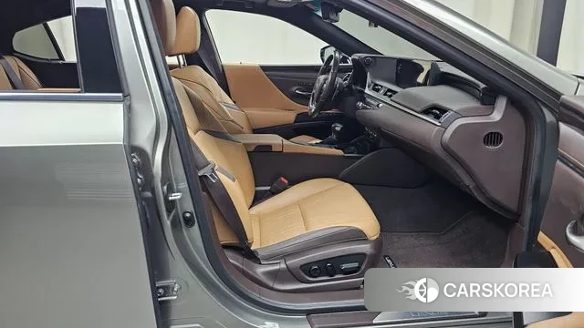 Lexus ES300h 7th generation 2021 Серебряный из Кореи, фото 2