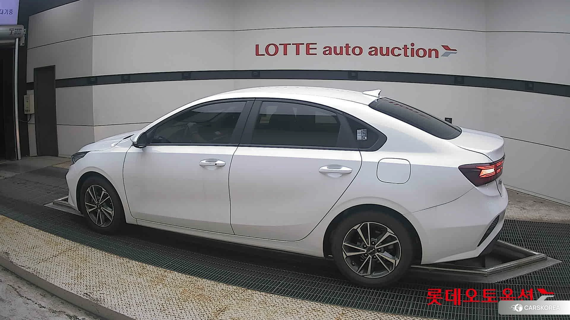 Kia K3 2022 Snow White Pearl из Кореи, фото 2
