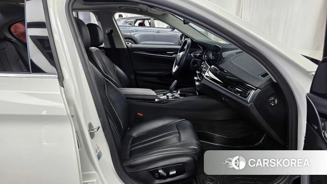 BMW 5 Series (G30) 2018 Белый из Кореи, фото 2