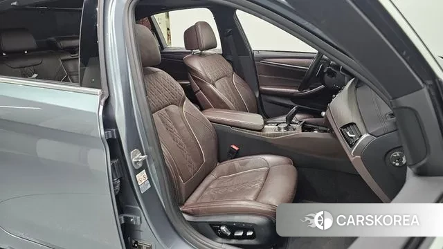 BMW 5 Series (G30) 2018 Светло-серебряный цвет из Кореи, фото 2