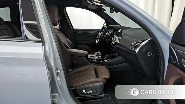 BMW X3 (G01) 2022 Светло-серебряный цвет из Кореи, фото 2