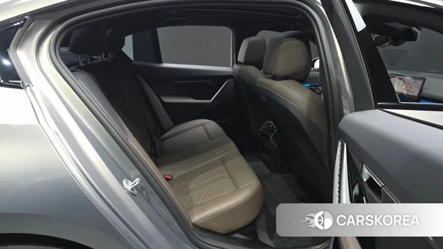 BMW 5 Series (G60) 2025 Серебристо-серый из Кореи, фото 2