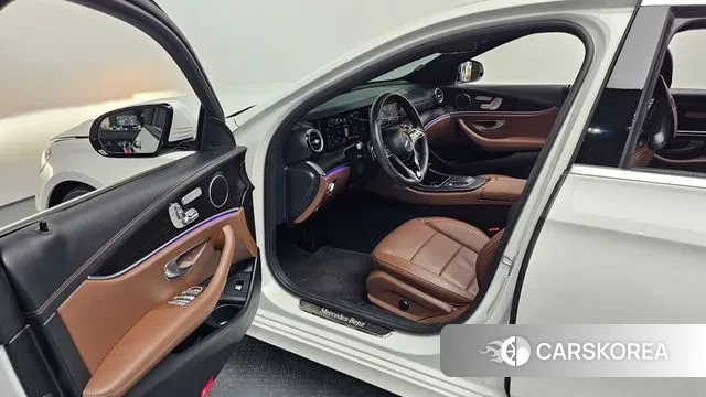 Mercedes-Benz E-Class W213 2023 Белый из Кореи, фото 2