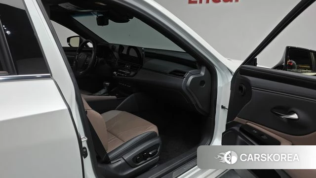 Lexus ES300h 7th generation 2025 Белый из Кореи, фото 2