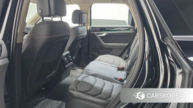 Volkswagen Touareg 3rd generation 2023 Черный из Кореи, фото 2