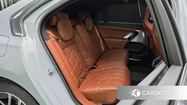 BMW i7 (G70) 2023 Серебристо-серый из Кореи, фото 2