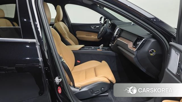 Volvo XC60 second Generation 2022 Черный из Кореи, фото 2