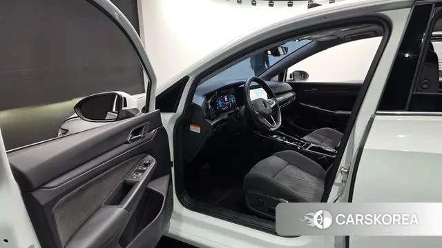 Volkswagen Golf 8th Generation 2023 Белый из Кореи, фото 2