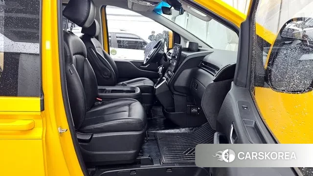 Hyundai Staria 2023 Желтый из Кореи, фото 2