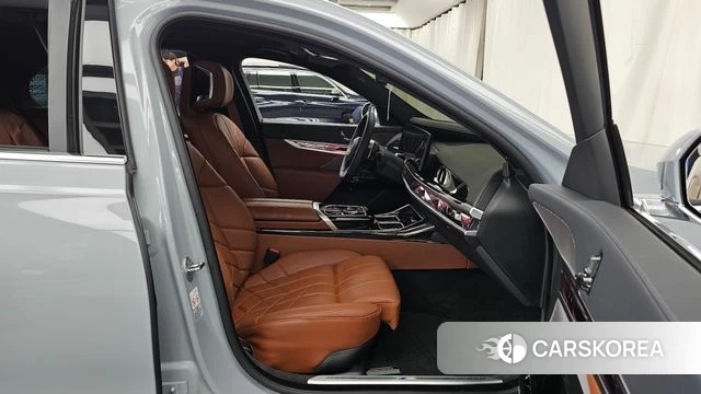 BMW 7 Series (G70) 2025 Светло-серебряный цвет из Кореи, фото 2