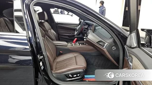 BMW 5 Series (G30) 2019 Черный из Кореи, фото 2