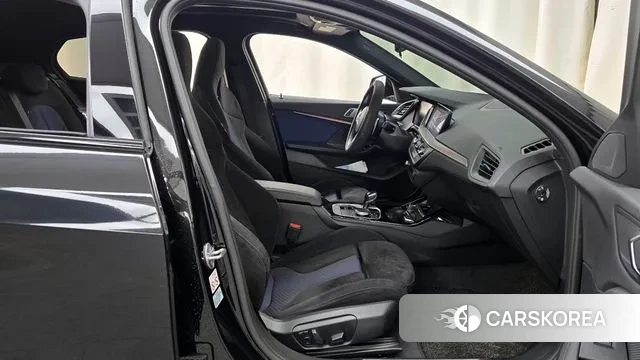 BMW 1 Series (F40) 2020 Черный из Кореи, фото 2