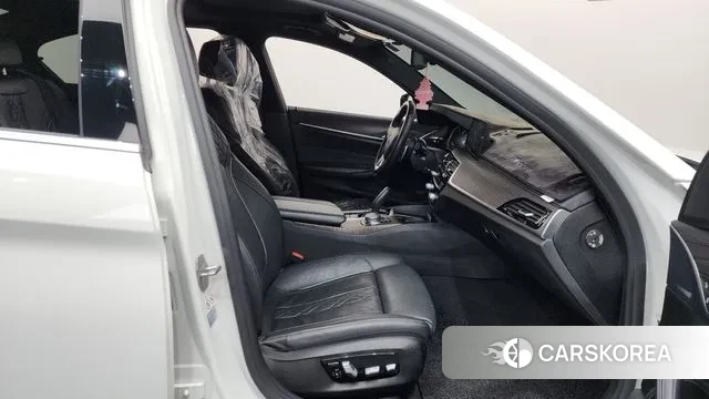 BMW 5 Series (G30) 2018 Белый из Кореи, фото 2