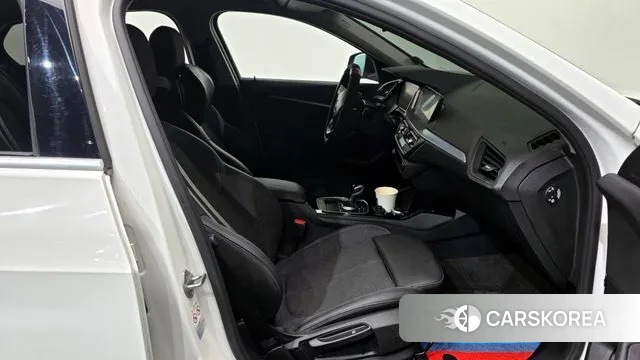 BMW 1 Series (F40) 2022 Белый из Кореи, фото 2