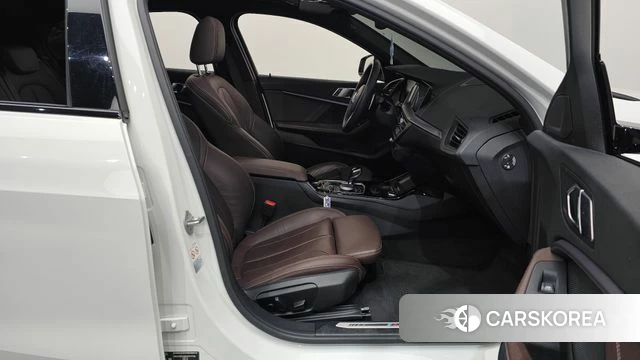 BMW 1 Series (F40) 2021 Белый из Кореи, фото 2