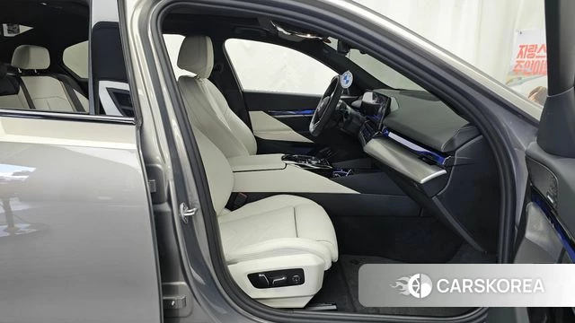 BMW 5 Series (G60) 2025 Серебристо-серый из Кореи, фото 2