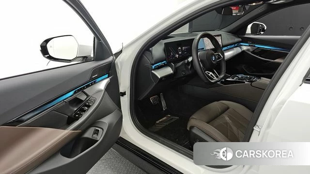 BMW 5 Series (G60) 2025 Белый из Кореи, фото 2