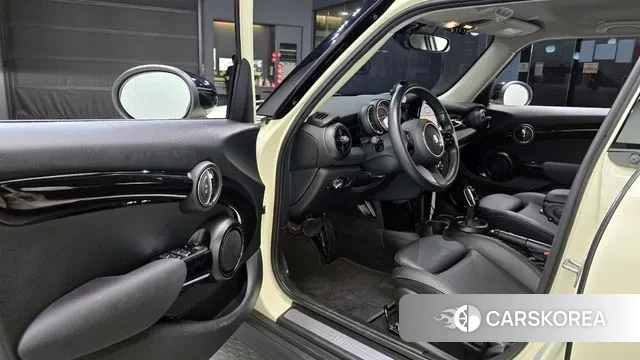 Mini Cooper 2021 Жемчужный цвет из Кореи, фото 2